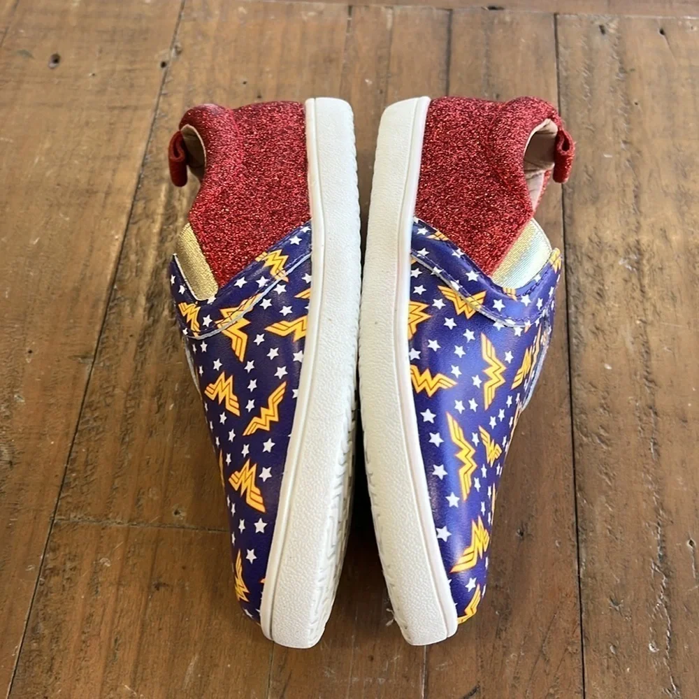 Monkey Feet wonder woman